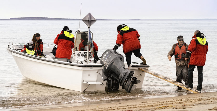 Embarquement pour une croisi&egrave;re avec les Excursions du Phare �ongue-Pointe-de-Mingan